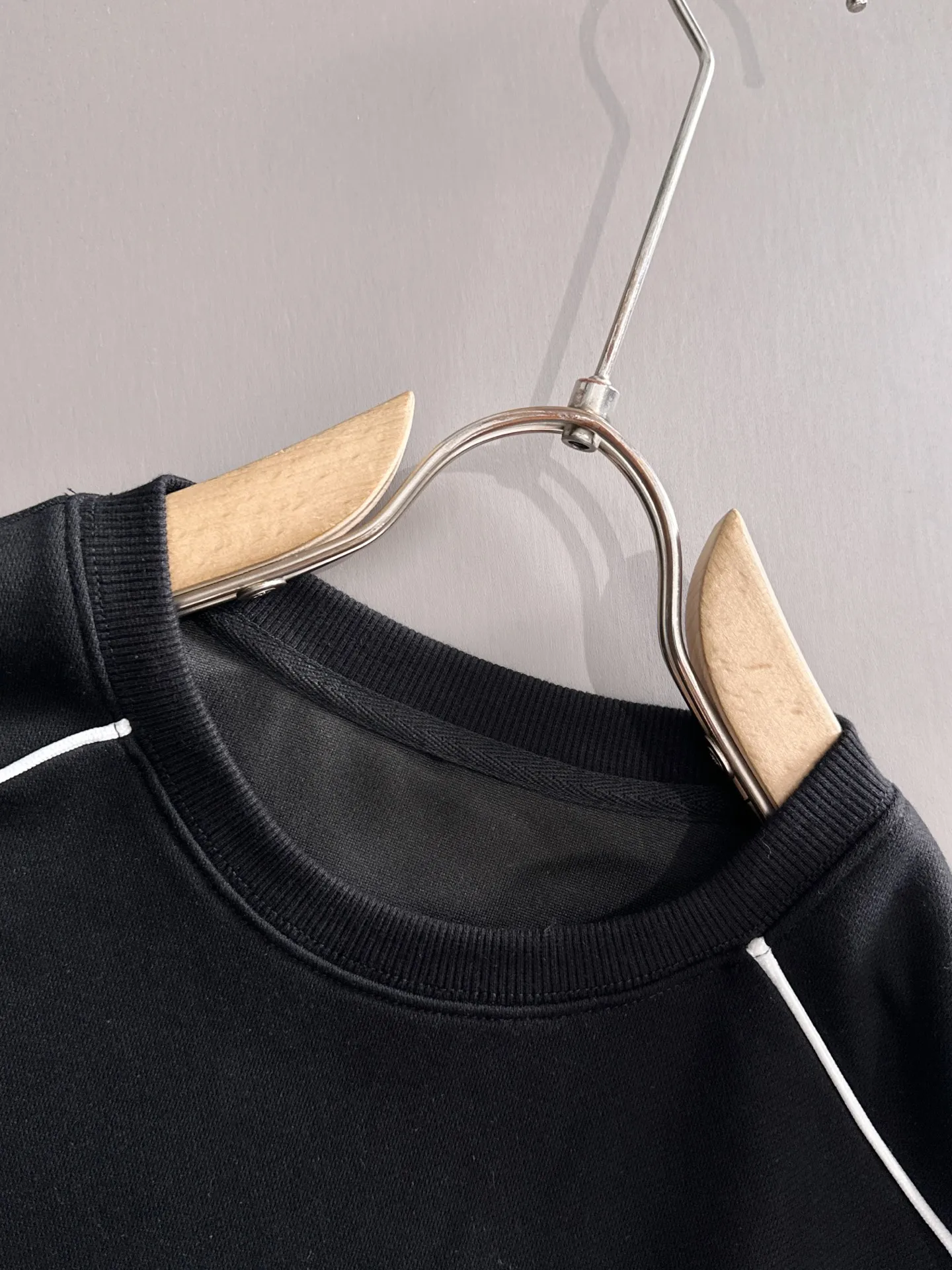 P360 Big Goose is the exclusive first release of 25ss new autumn and winter round neck long-sleeved sweatshirts for men and women. Many celebrities share the same style. Craftsmanship that cannot be copied by ordinary small workshops. We are not afraid of any challenges in terms of materials, detail restoration and craftsmanship, just to provide you with wonderful products. Compare the top original versions at will. No expense is spared just to do better. Unique imported fabric feel. Purely imported German machine production. Precision operation. Thousands of needles density. Full set of new accessories with three standards for simultaneous customization. The upper body is versatile and fashionable. A perfect choice for autumn and winter. A must-have item. Size chart: m-4XL (Please state your height and weight when placing an order.